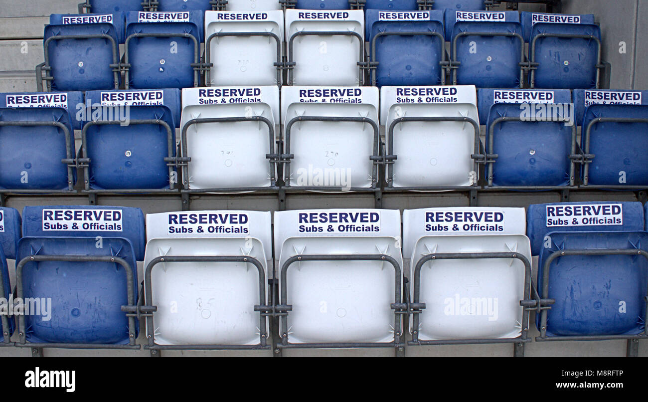 Svuotare riservati stadium sedi realizzazione di tracciati in blu e bianco prima di una partita in castletownshend, West Cork, Irlanda. Foto Stock