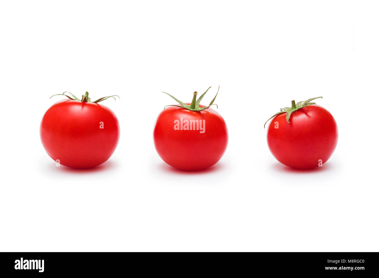 Tre rossi freschi Pomodori ciliegia isolato su bianco Foto Stock