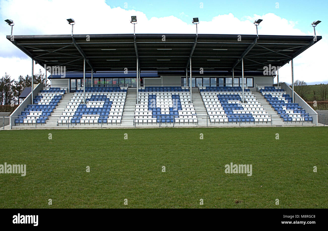 Stadio vuoto sedi che compongono la parola haven in blu e bianco prima di una partita in castletownshend, West Cork, Irlanda. Foto Stock
