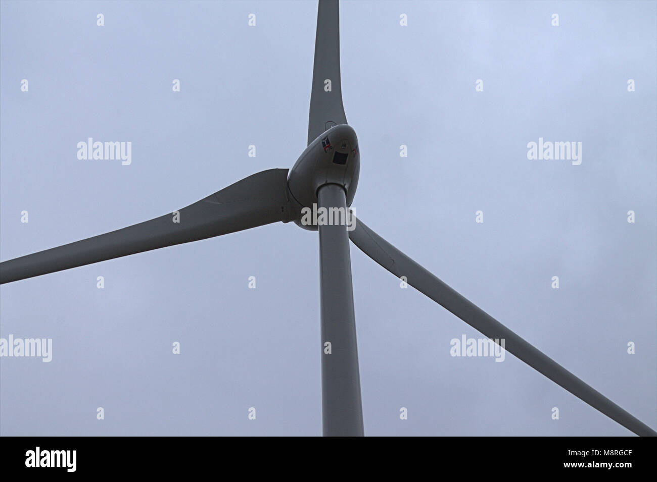 Le pale della turbina la filatura su una fattoria eolica, centrali eoliche su una collina di West Cork, Irlanda. Foto Stock Le pale della turbina la filatura su una fattoria eolica, centrali eoliche su una collina di West Cork, Irlanda. Foto Stock