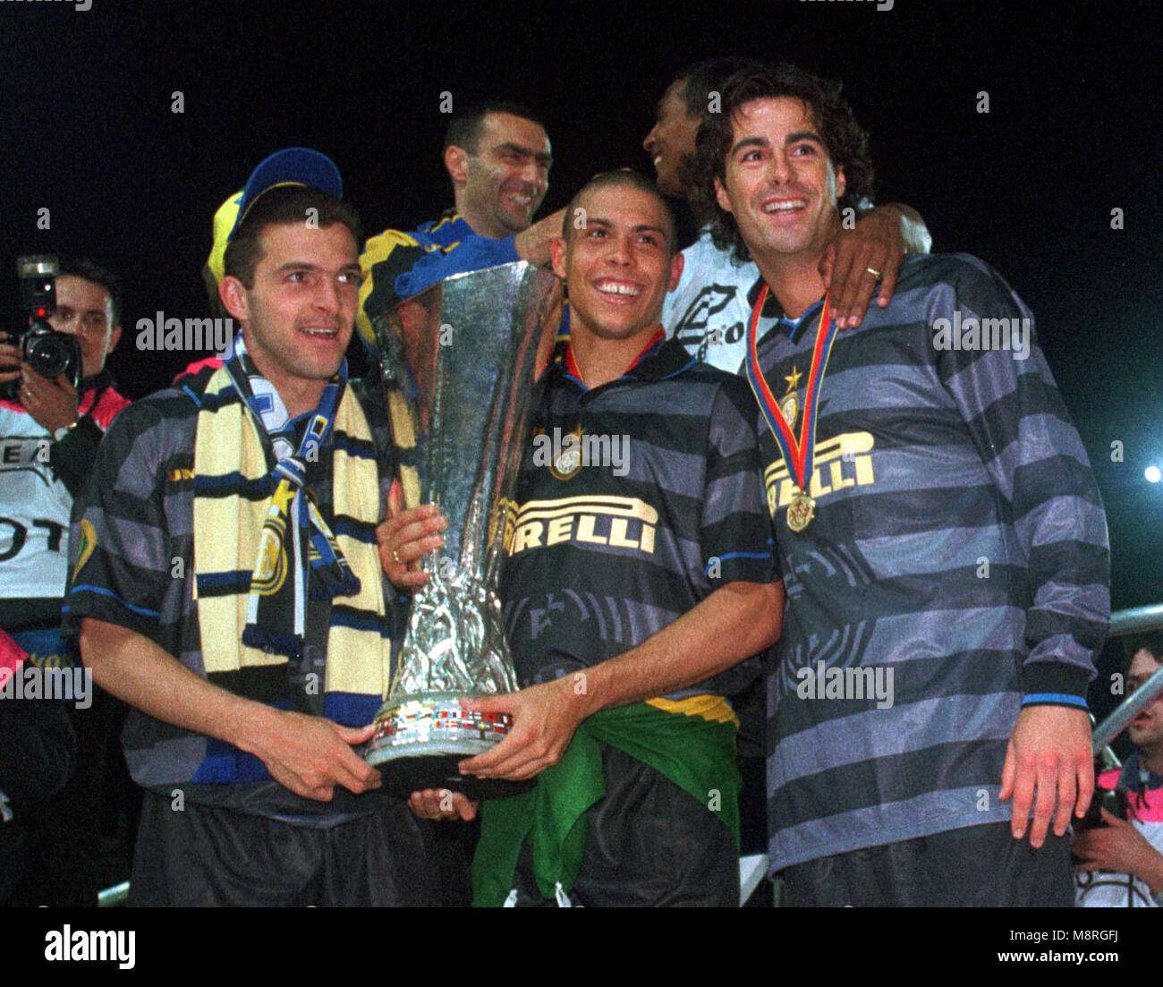 Lo stadio Parc des Princes, Parigi, Francia, 6.5.1998, Europa League 1997/1998 def. Lazio Roma vs Inter Milan 0:3 da sinistra: ZE ELIAS, Ronaldo con il trofeo, Fabio GALANTE Foto Stock