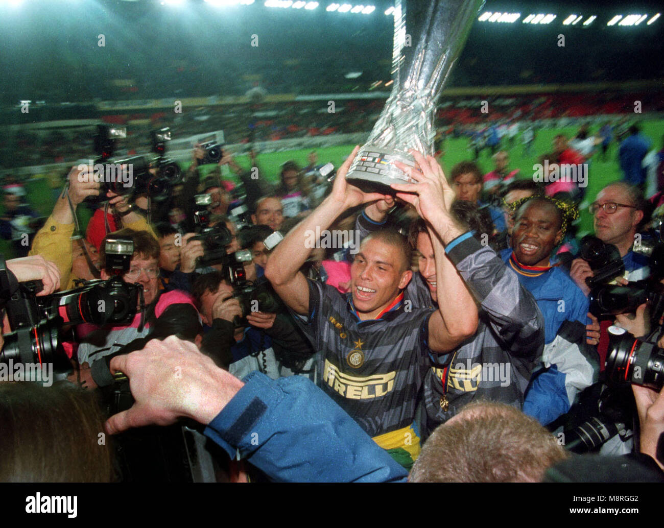 Lo stadio Parc des Princes, Parigi, Francia, 6.5.1998, Europa League 1997/1998 def. Lazio Roma vs Inter Milan 0:3 Ronaldo (Inter, sinistra) festeggia con la UEFA Cup Trofeo, circondato da phtographers Foto Stock