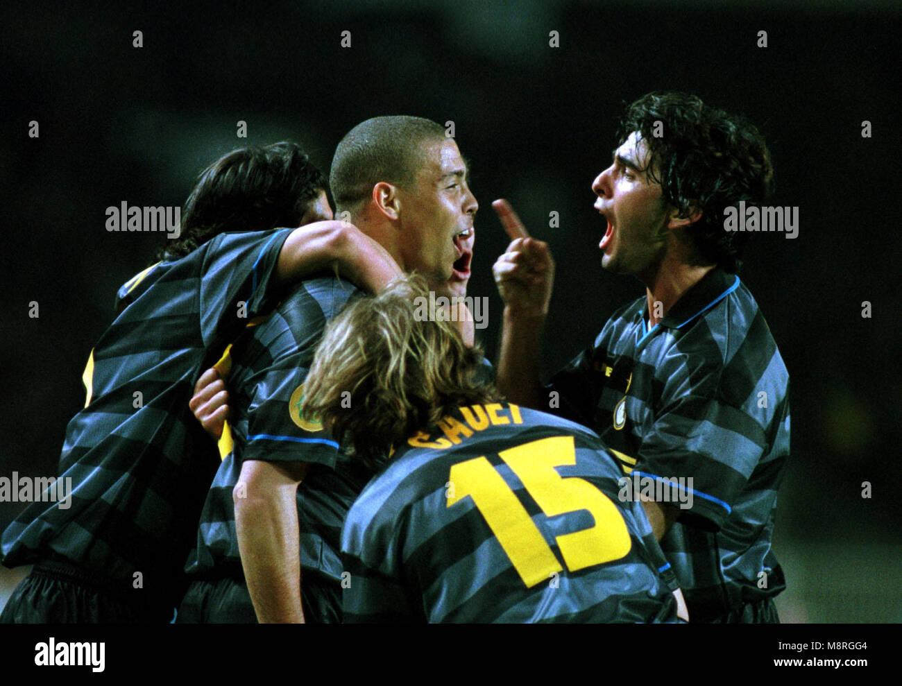 Lo stadio Parc des Princes, Parigi, Francia, 6.5.1998, Europa League 1997/1998 def. Lazio Roma vs Inter Milan 0:3 Ronaldo (seconda da sinistra, Inter) celebra il suo obiettivo con Francesco MORIERO (destra, Inter) Foto Stock