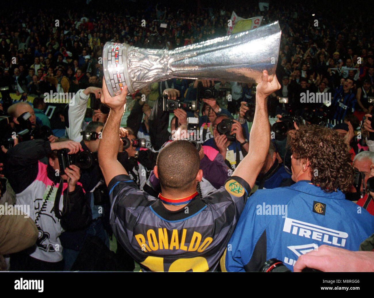 Lo stadio Parc des Princes, Parigi, Francia, 6.5.1998, Europa League 1997/1998 def. Lazio Roma vs Inter Milan 0:3 Ronaldo presenta la UEFA Cup Trofeo per le ventole Foto Stock