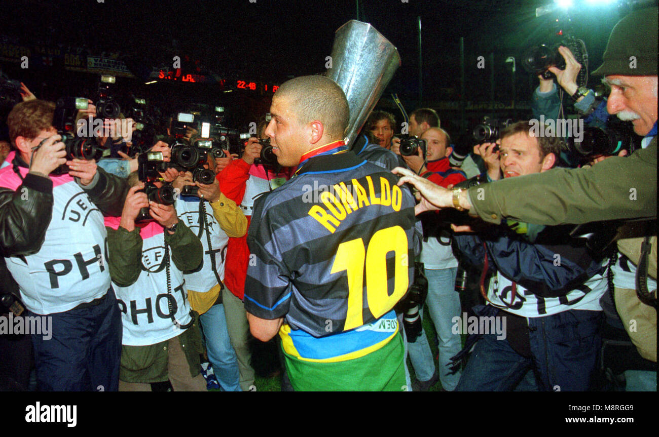 Lo stadio Parc des Princes, Parigi, Francia, 6.5.1998, Europa League 1997/1998 def. Lazio Roma vs Inter Milan 0:3 Ronaldo (Inter, sinistra) festeggia con la UEFA Cup Trofeo, circondato da phtographers Foto Stock