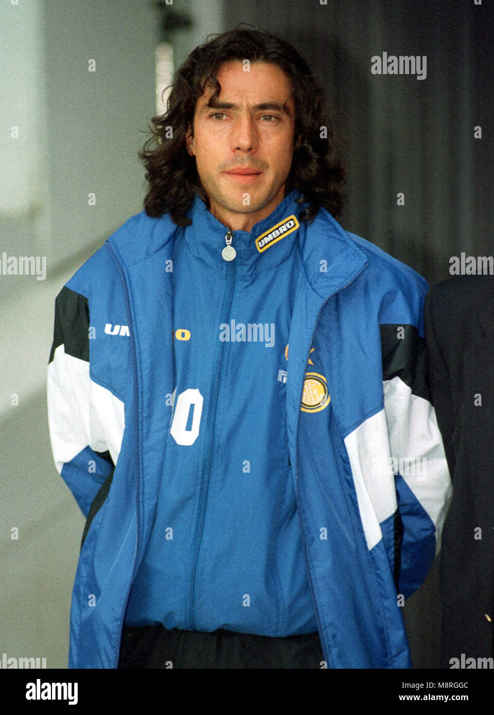 Lo stadio Parc des Princes, Parigi, Francia, 6.5.1998, Europa League 1997/1998 def. Lazio Roma vs Inter Milan 0:3 Ronaldo (Inter, sinistra) festeggia con la UEFA Cup Trofeo, Paulo SOUSA, Inter Mailand Foto Stock