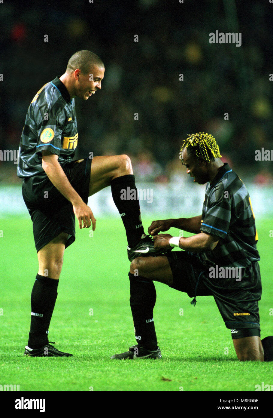 Lo stadio Parc des Princes, Parigi, Francia, 6.5.1998, Europa League 1997/1998 def. Lazio Roma vs Inter Milan 0:3 Taribo WEST lega i lacci delle scarpe di Ronaldo di boot, quello che ha segnato il traguardo finale con Foto Stock