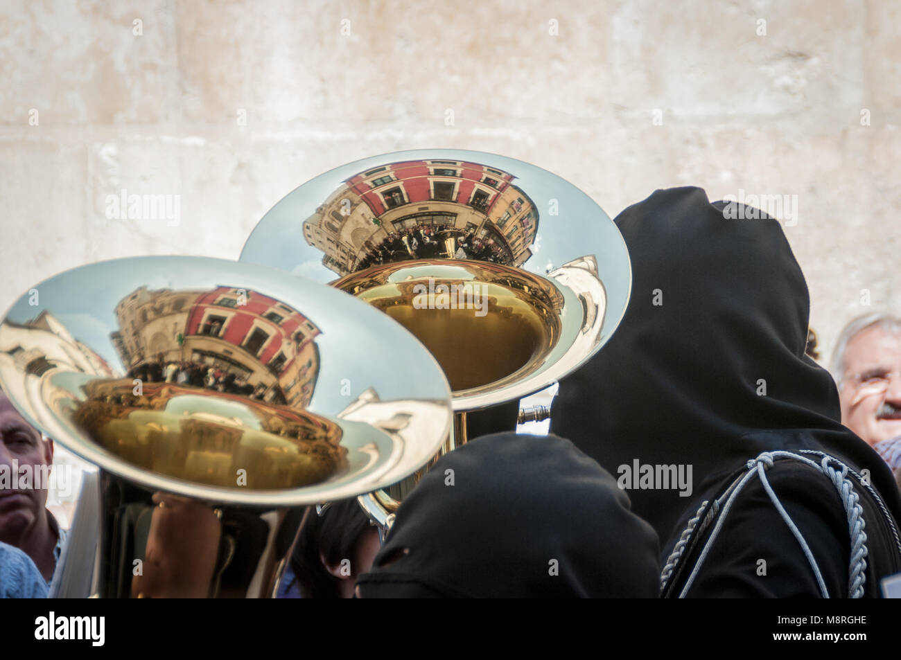 Bass horn. Processione del Venerdì Santo. Leon, Spagna. Settimana Santa 2017. Foto Stock