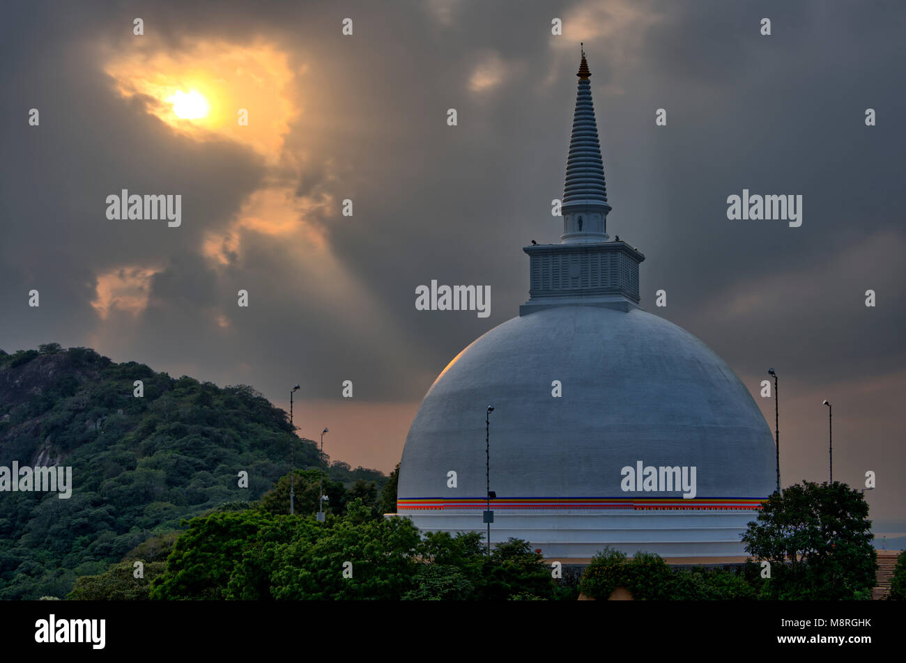Un HDR imgae del Maha Stupa aka Maha Seya sulla sommità della collina di Mihintale nello Sri Lanka Foto Stock