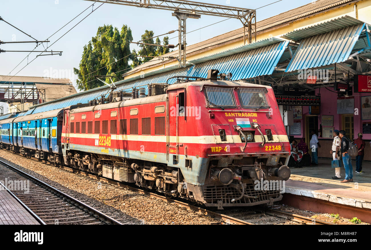 Treni passeggeri a giunzione Jalgaon stazione ferroviaria Foto Stock