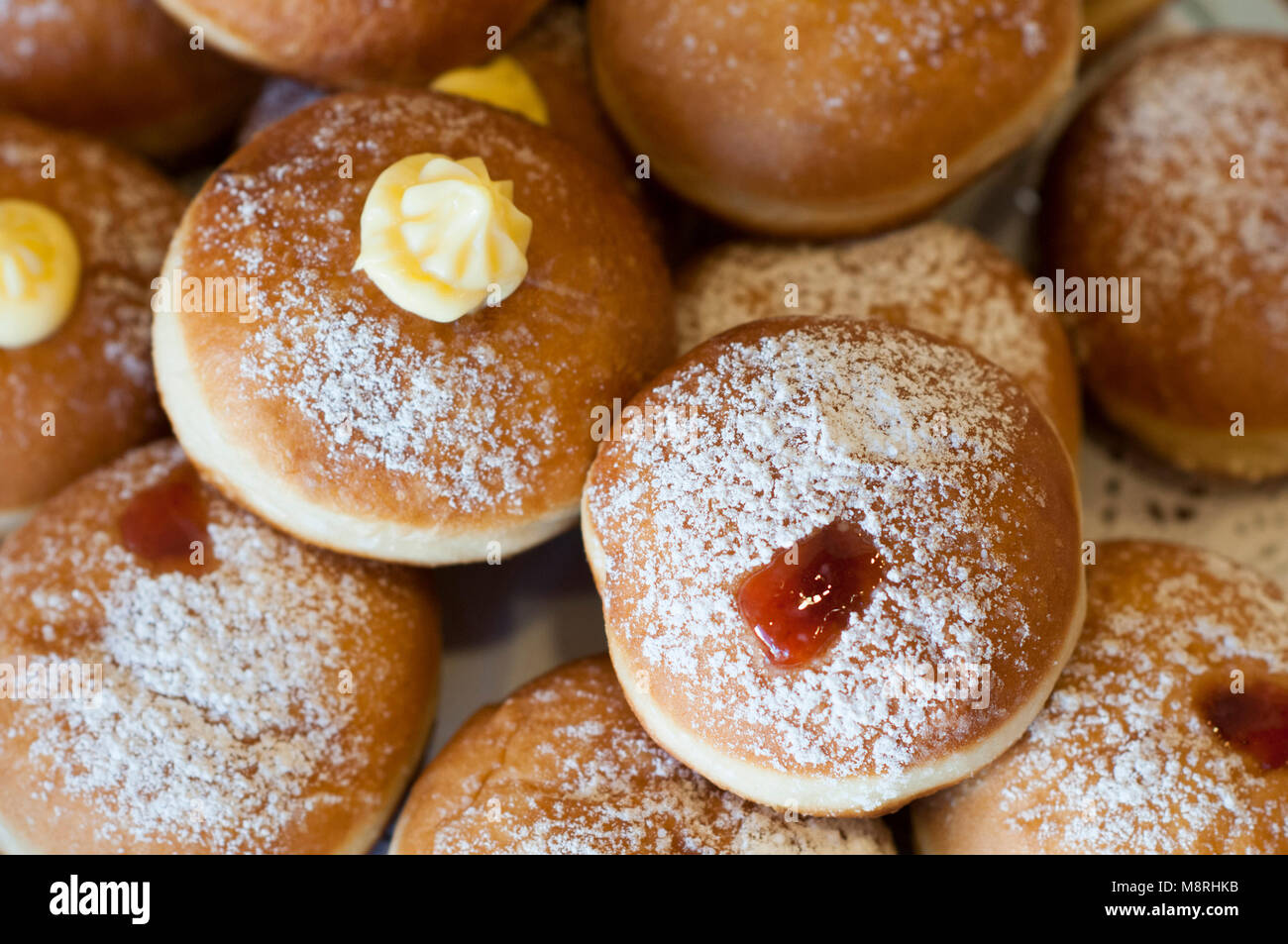 Angolo di alta vista di panini con panna e zucchero a velo Foto Stock