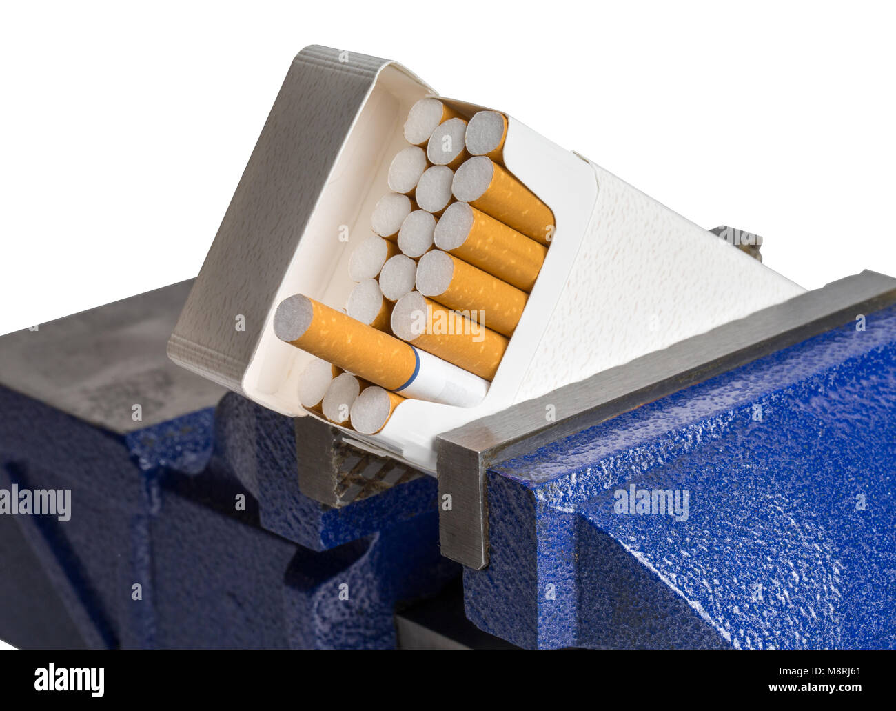 Pacchetto di sigarette trattenuto in una morsa del blu grip. Isolato su bianco. Concetti potrebbero includere il fumo, tossicodipendenza, salute, altri. Foto Stock