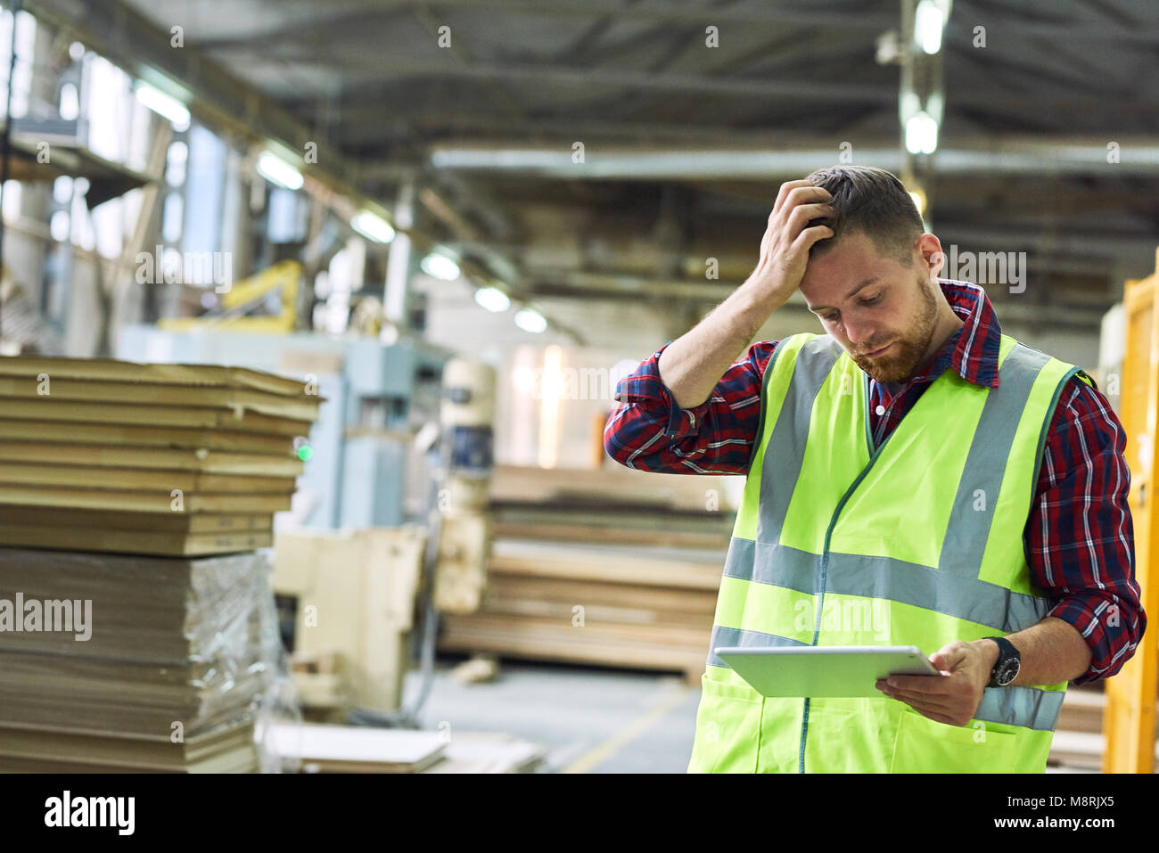 Operaio di fabbrica con tavoletta digitale Foto Stock