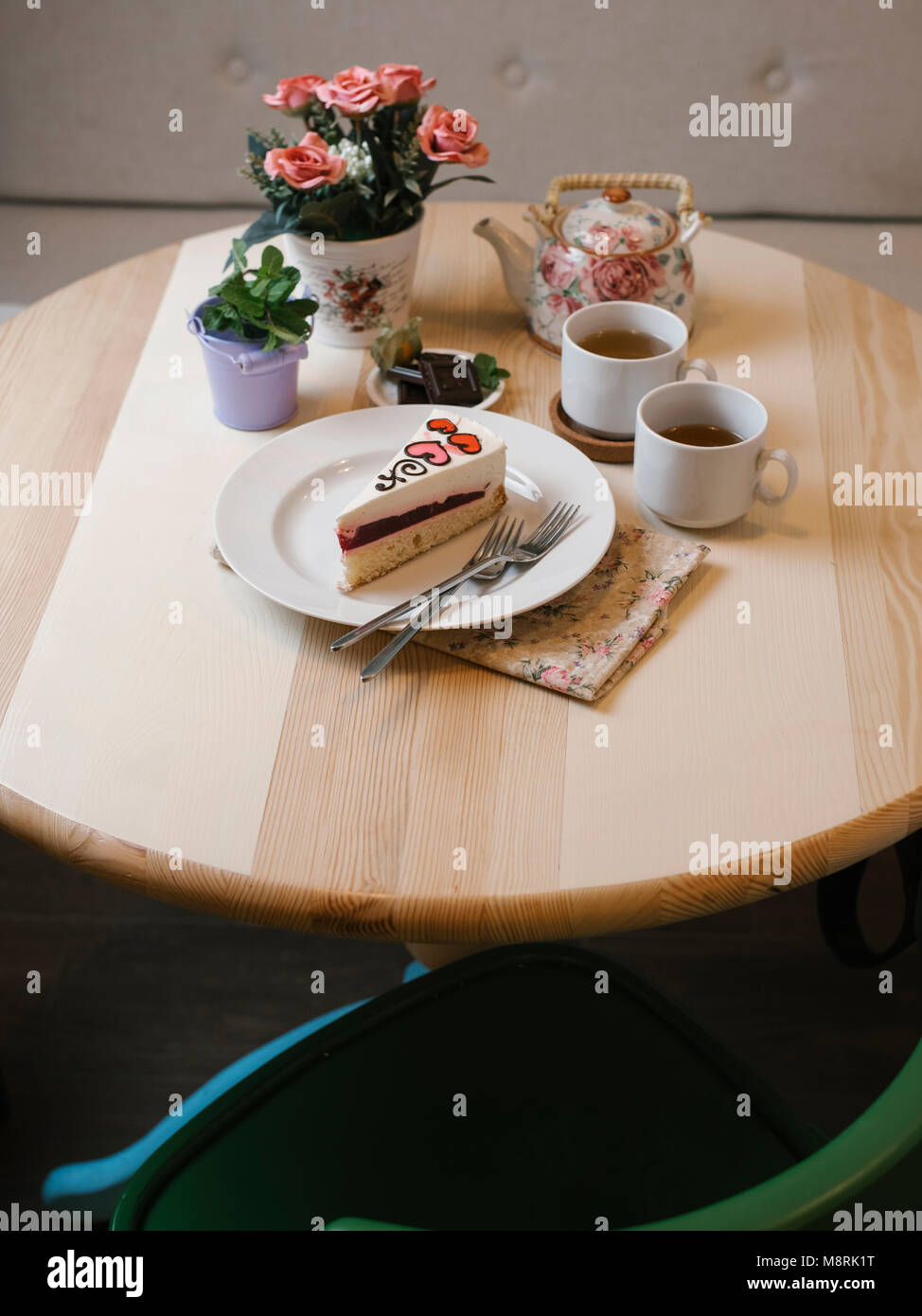 Elevato angolo di visione della colazione servita sulla tavola rotonda a casa Foto Stock