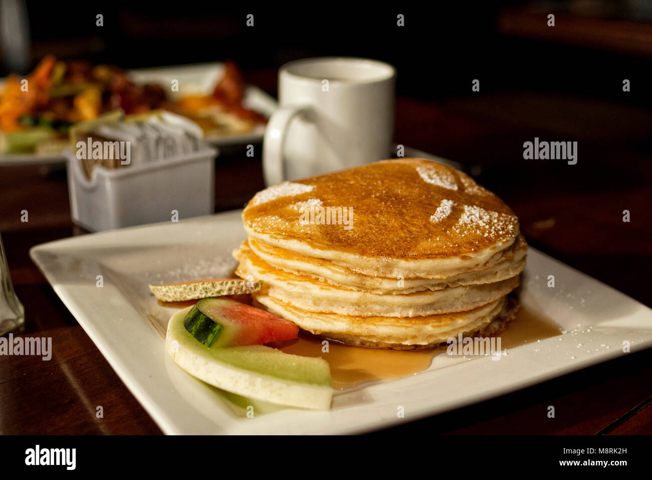 Elevato angolo di visione della colazione servita nella piastra con drink sulla tabella Foto Stock