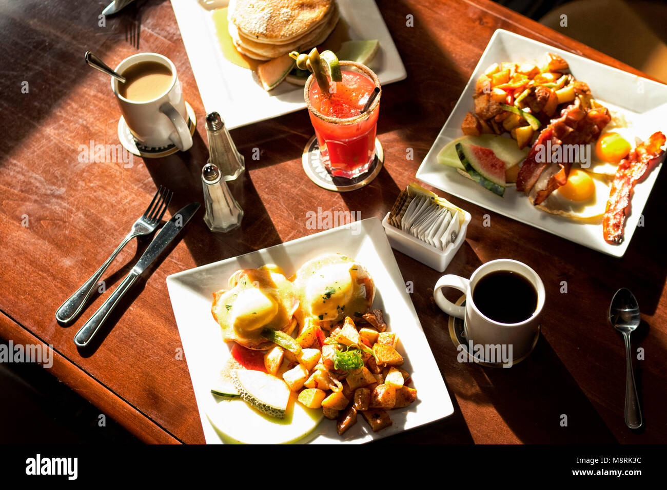 Elevato angolo di visione della colazione servita sul tavolo di legno Foto Stock