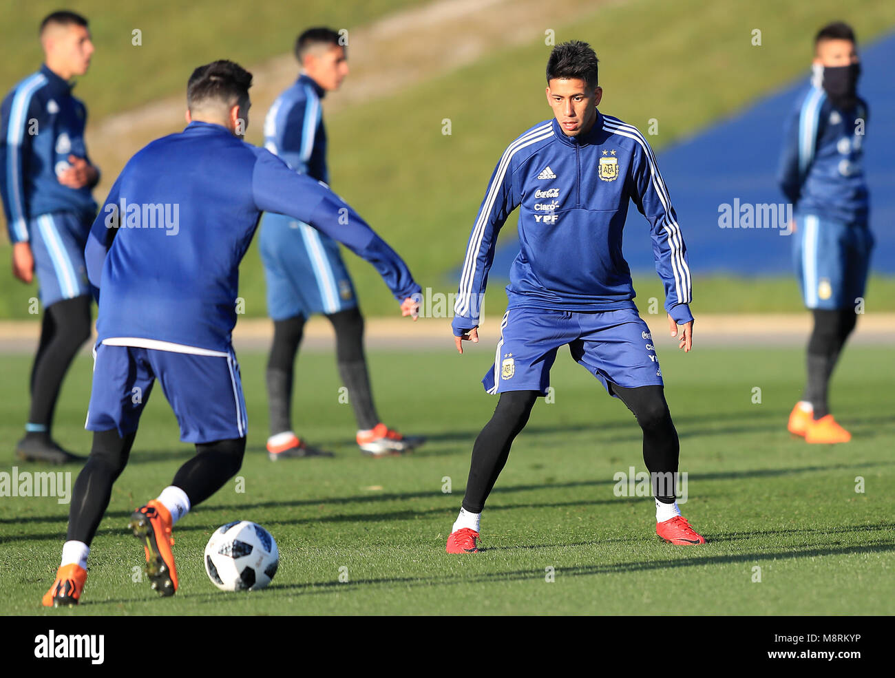 Maximiliano Meza (centro) dell'Argentina durante una sessione di  allenamento presso la City Football Academy di Manchester. PREMERE  ASSOCIAZIONE foto. Data foto: Lunedì 19 marzo 2018. Vedi la storia del PA calcio  Argentina.