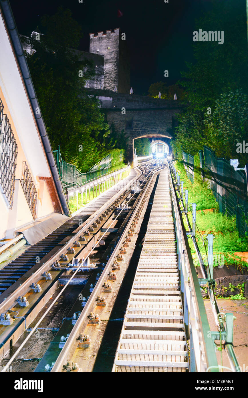 Corsa in funicolare, rotaie e tunnel lungo il tragitto nel tunnel con luci e sentieri di luce da distsnt fine. Foto Stock