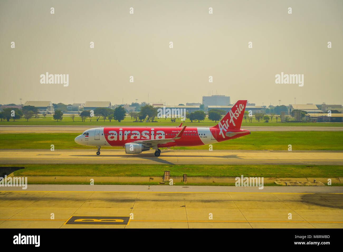 BANGKOK, Tailandia - 01 febbraio 2018: bella vista esterna di aeromobili commerciali di attendere per il decollo all'aeroporto internazionale di Bangkok in Thailandia, è il fulcro delle compagnie aeree a basso costo in Bangkok Foto Stock