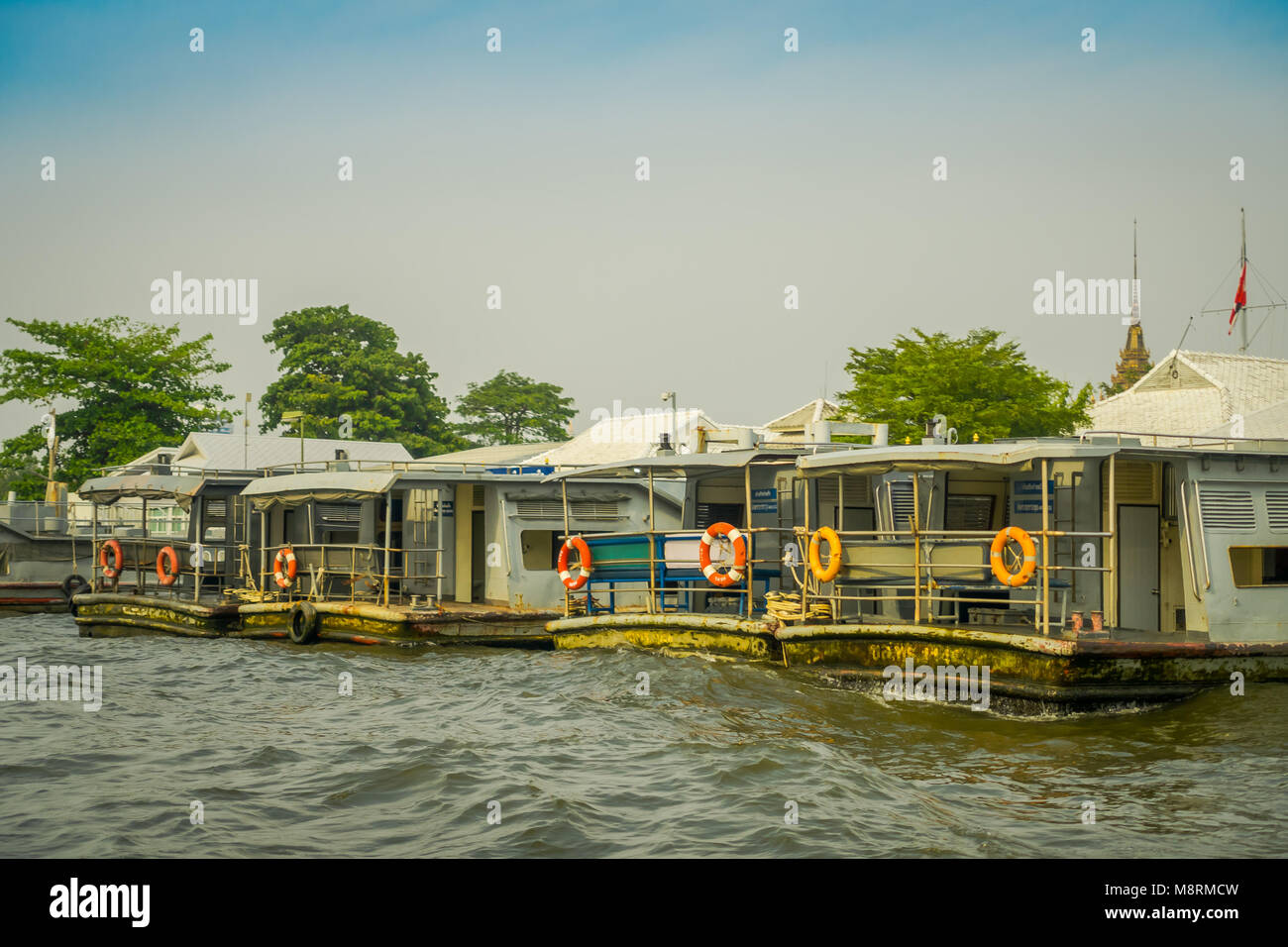 BANGKOK, Thailandia - Febbraio 09, 2018: veduta esterna del galleggiante superiore metallico a yai canal o Khlong Bang Luang in Thailandia Foto Stock
