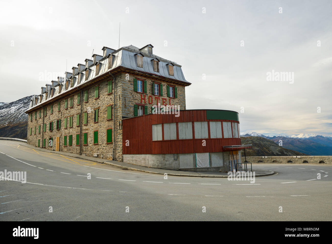 Hotel a bordo del tornante sulla Furka in Svizzera Foto Stock