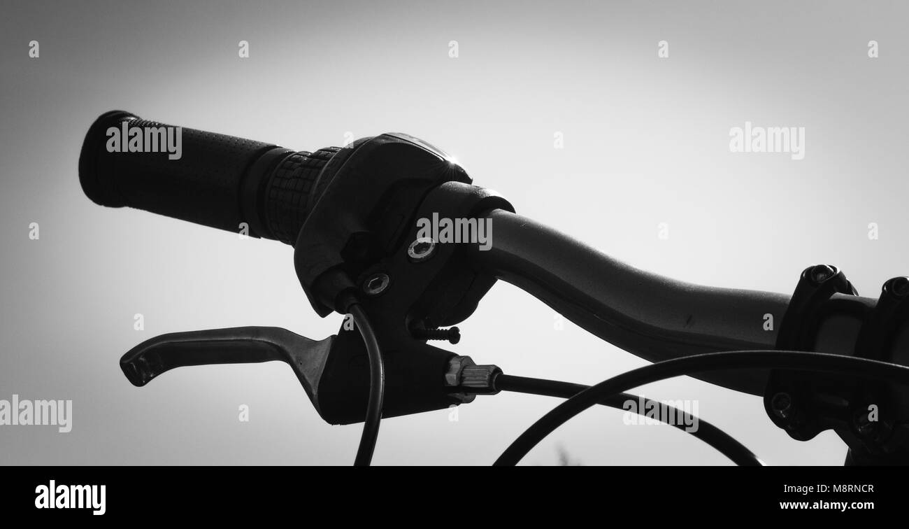 Bicicletta volante close-up con il freno di stazionamento è il colore in scala di grigi Foto Stock