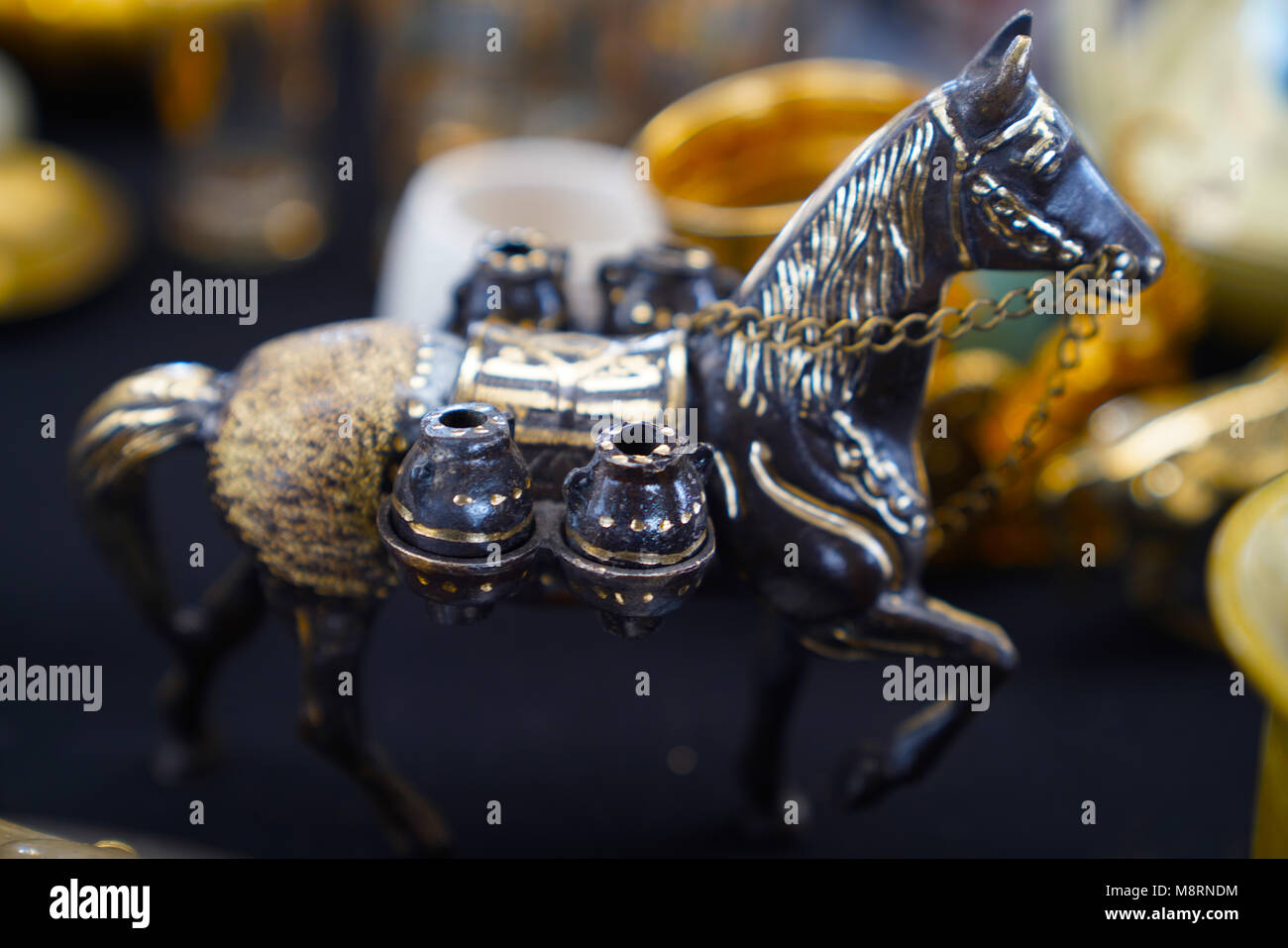 Cavallo di metallo statuetta in un antico bazar Foto Stock