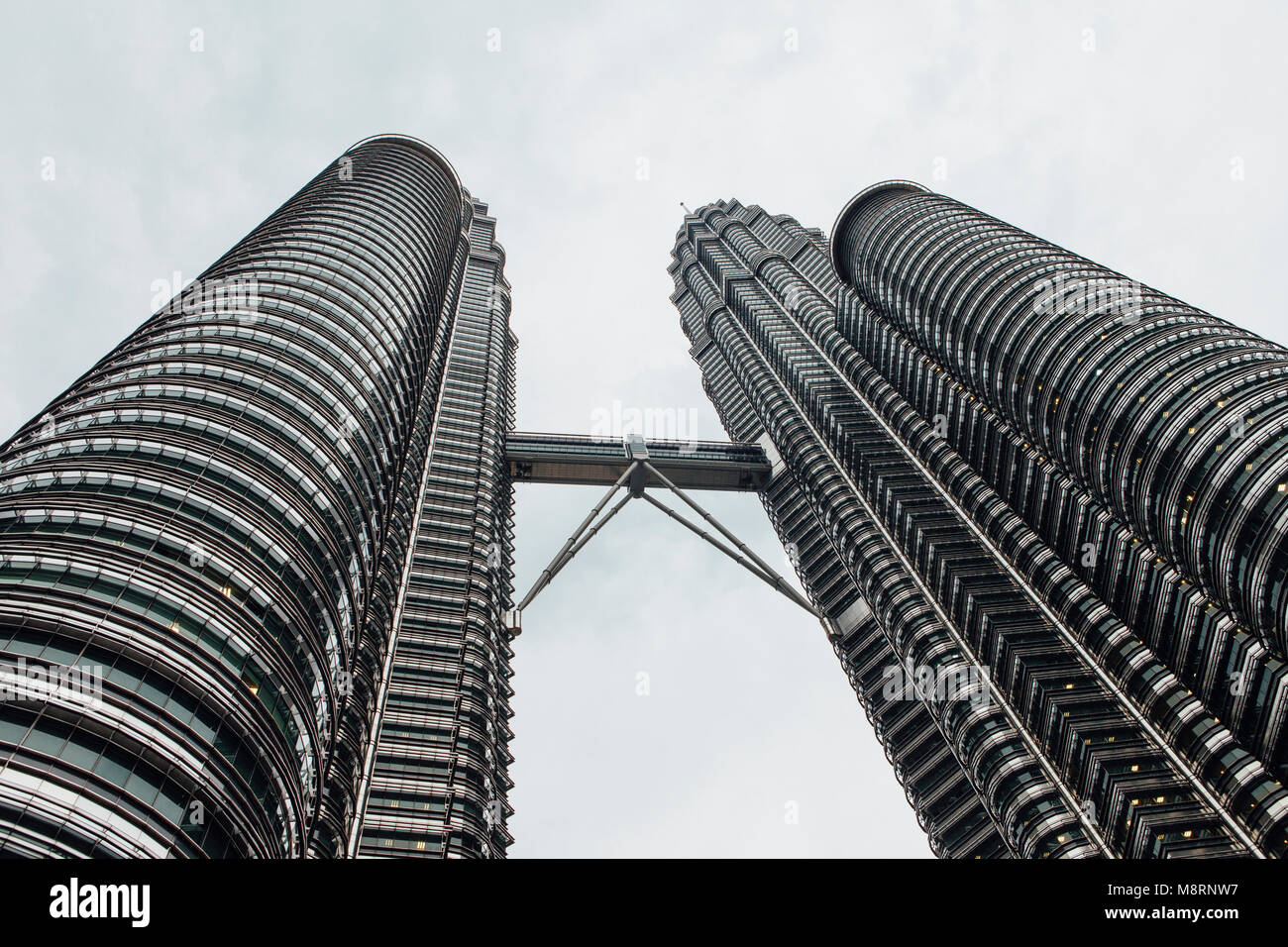Basso angolo vista delle Torri Petronas contro sky nel distretto centrale Foto Stock