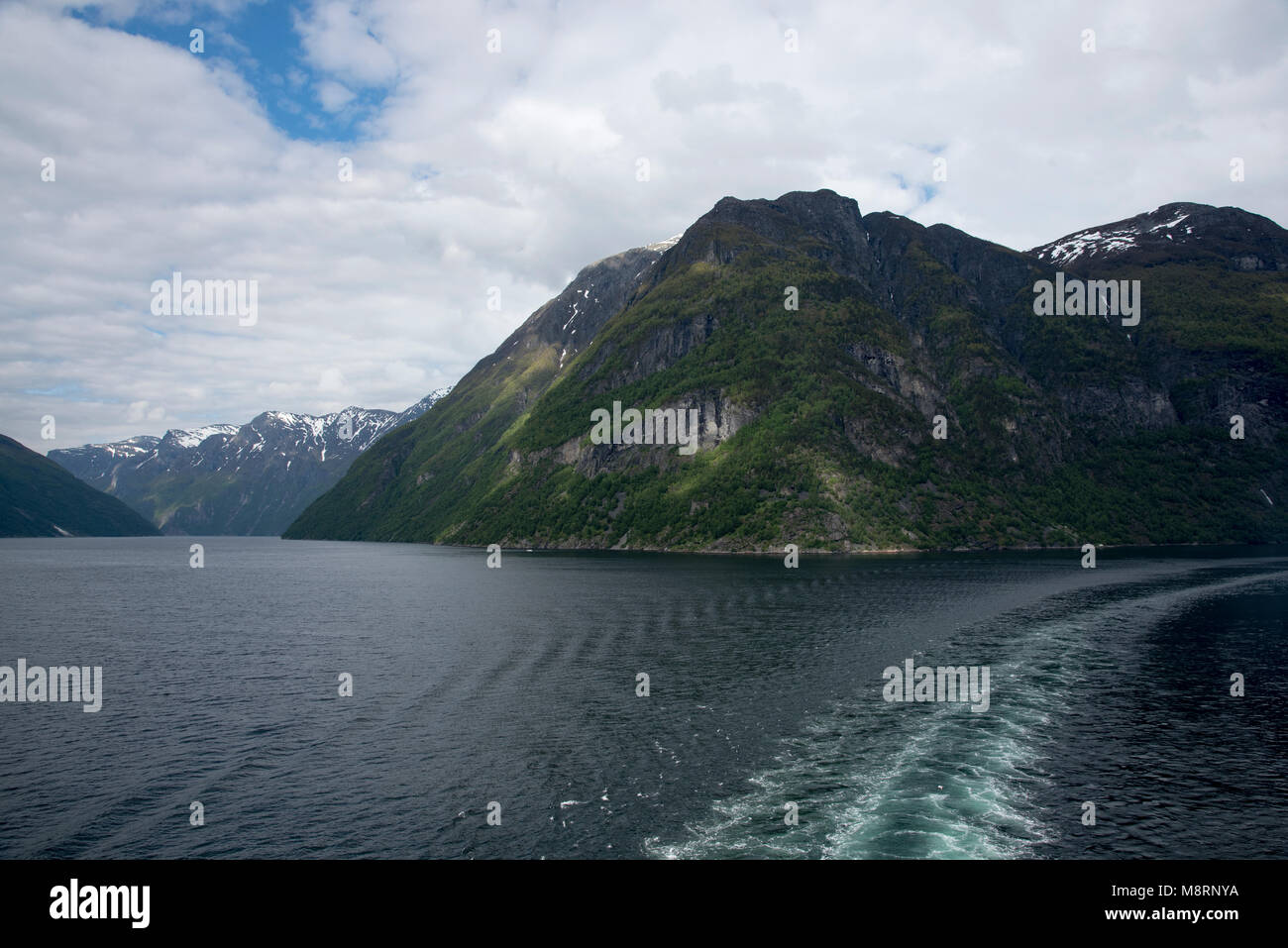 Sunnylvsfjorden è un hotspot turistico in Norvegia, anche perché Geirangerfjorden si dirama appena fuori la fine di questo fiordo. Foto Stock