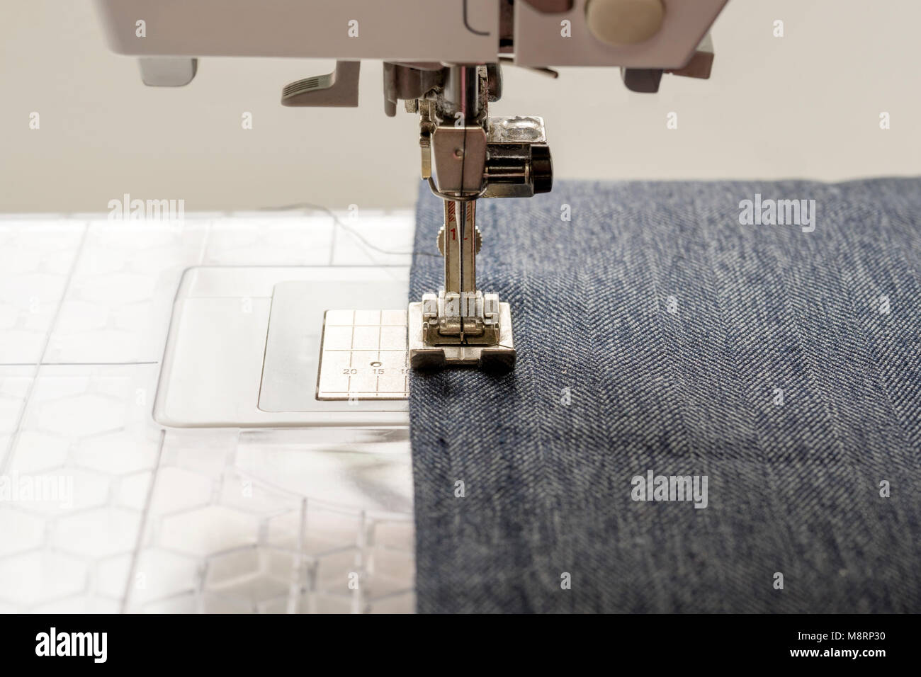 La macchina di cucitura cuce di tessuto denim Foto Stock