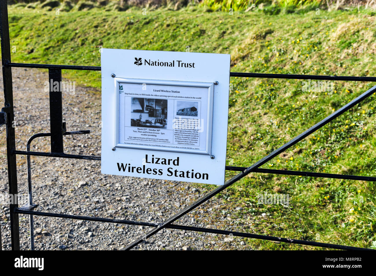 Un National Trust segno su un cancello al di fuori del Lloyd del segnale della stazione sulla penisola di Lizard, Cornwall, South West England, Regno Unito Foto Stock