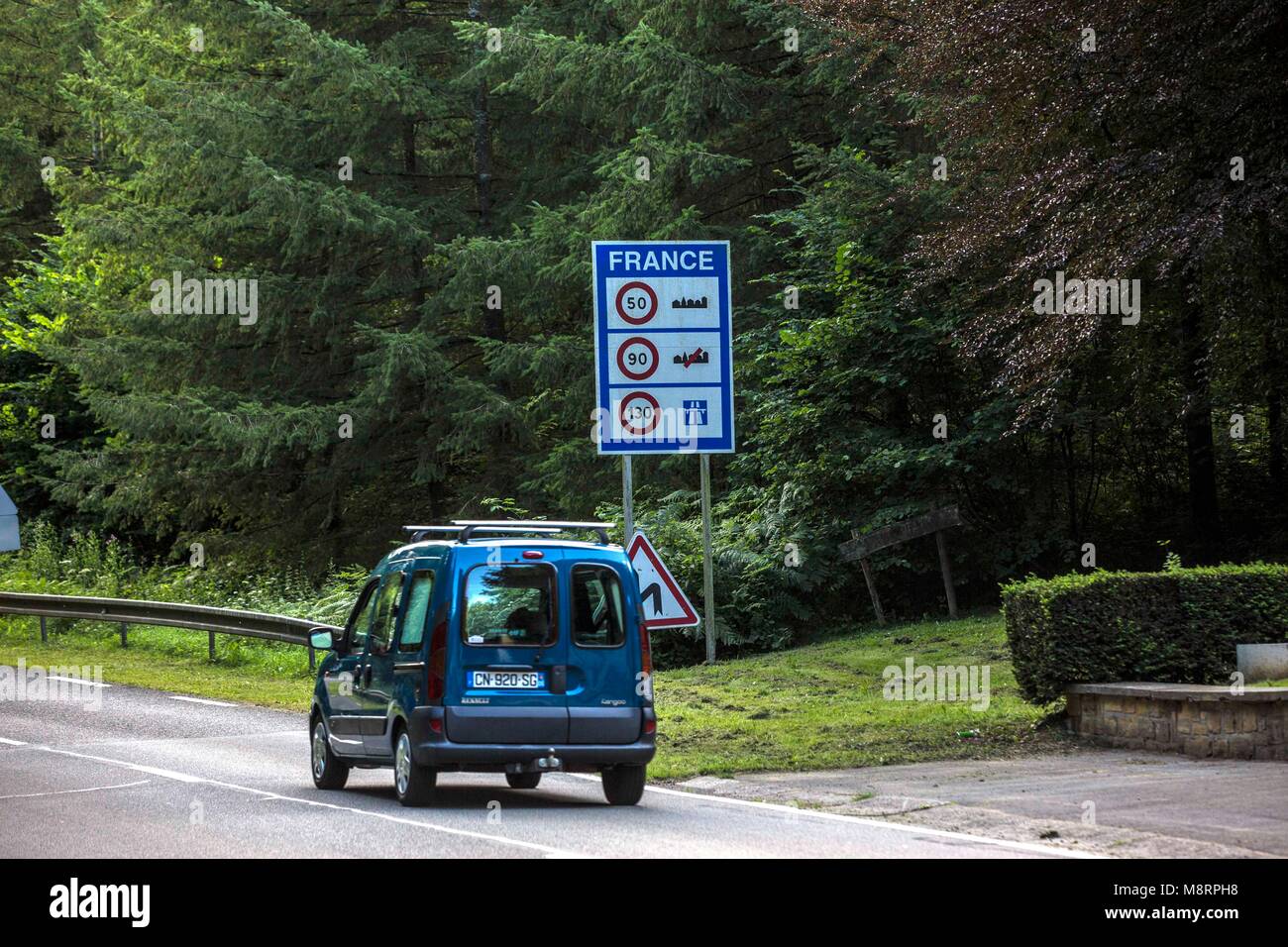 Die sogenannte Grüne Grenze in einem Waldstück der Ardennen in Belgien. Hier kann der Verkehr über eine kleine unkontrollierte Landstraße ungehindert Foto Stock