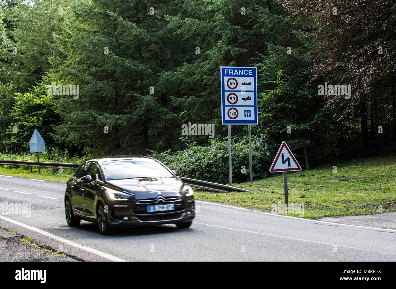 Die sogenannte Grüne Grenze in einem Waldstück der Ardennen in Belgien. Hier kann der Verkehr über eine kleine unkontrollierte Landstraße ungehindert Foto Stock