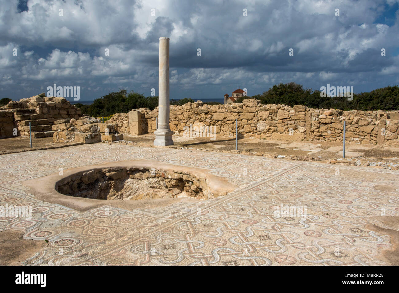 Colonna singola in Agios Georgious, area archeologica, Pegeia, distretto di Paphos, Cipro, Mediterranea Foto Stock