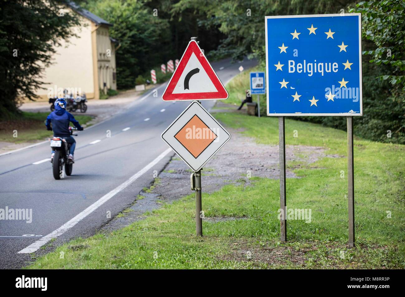 Ein blaues Schild mit dem Schriftzug Belgique umrandet von goldenen UE-Sternen symbolisiert den Grenzübertritt nach Belgien auf dieser Landstrasse in Foto Stock