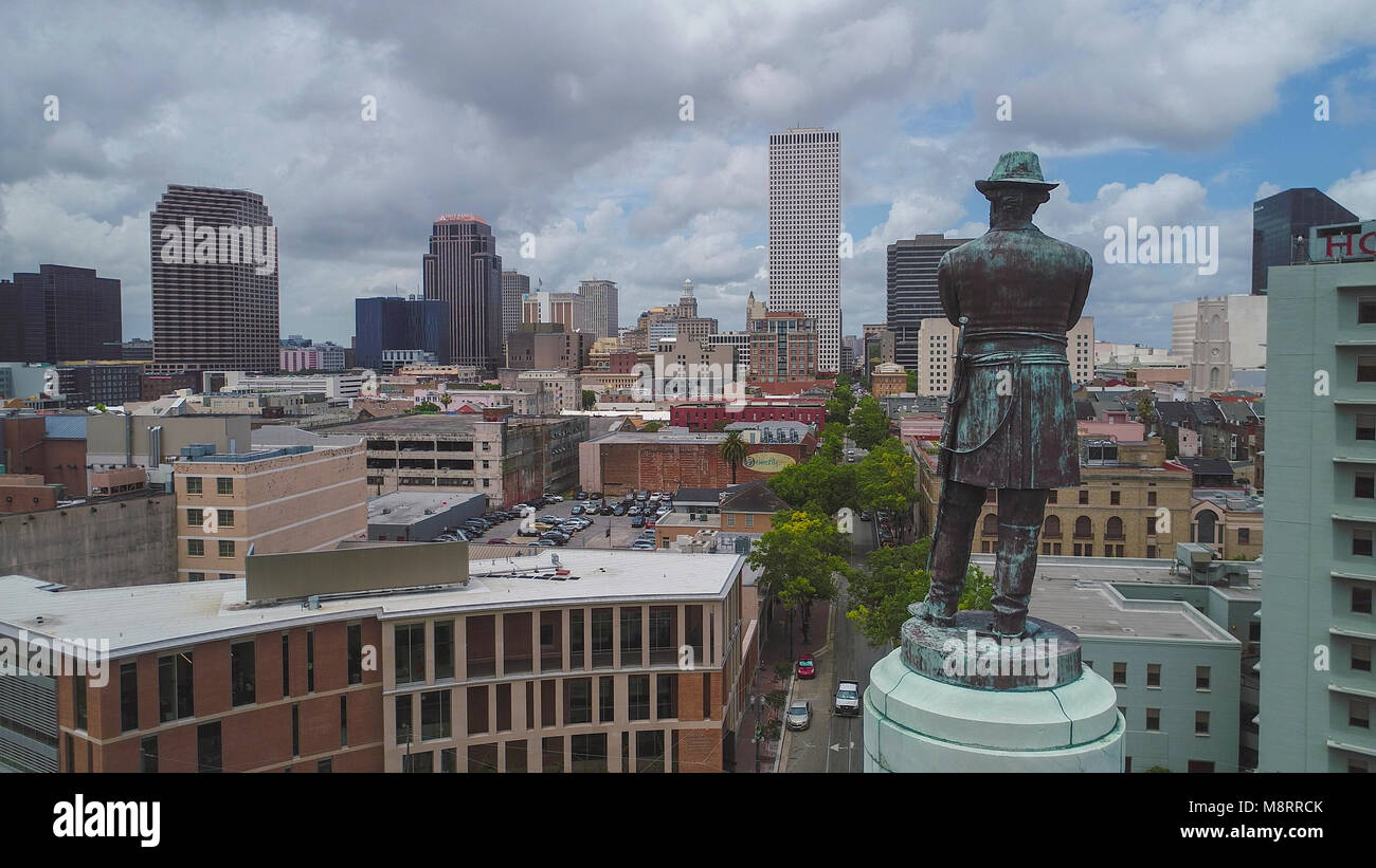 Una statua di guerra civile generale Robert E. Lee si affaccia sul centro di New Orleans, in Louisiana. Foto Stock