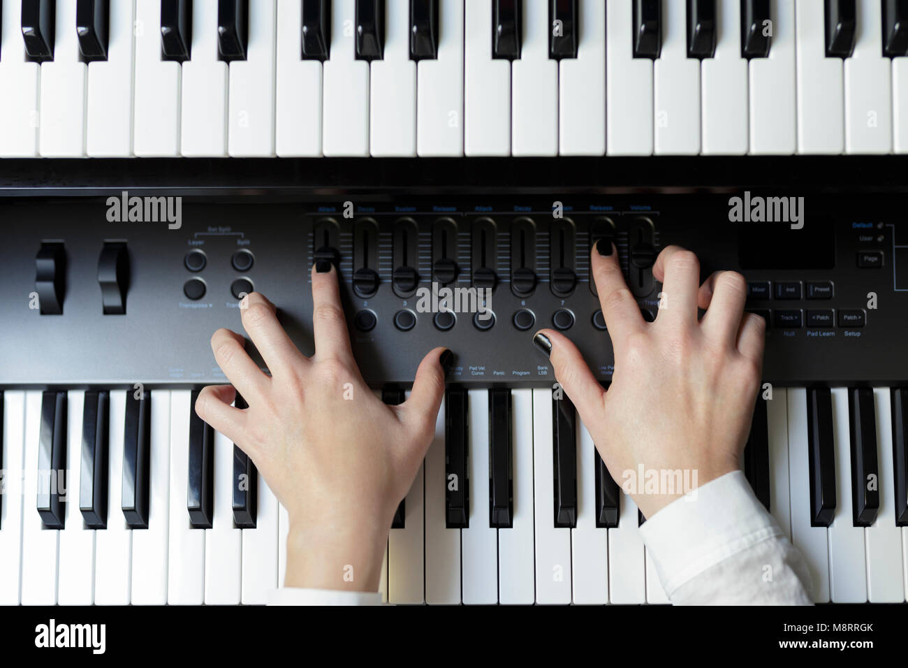 Close-up del pianista che suona il pianoforte a casa Foto Stock