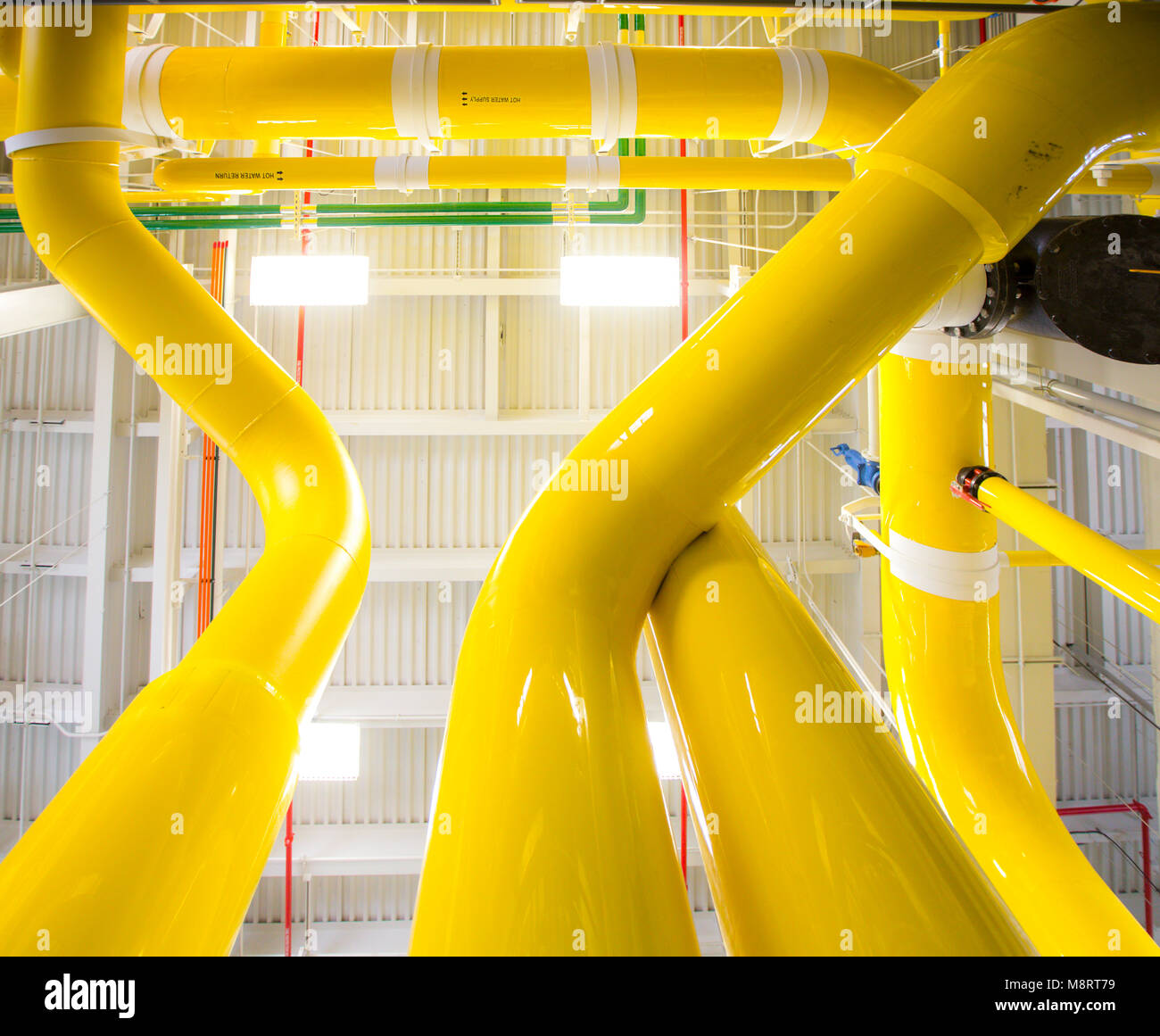 Basso angolo di visione del giallo tubi di grandi dimensioni in fabbrica Foto Stock