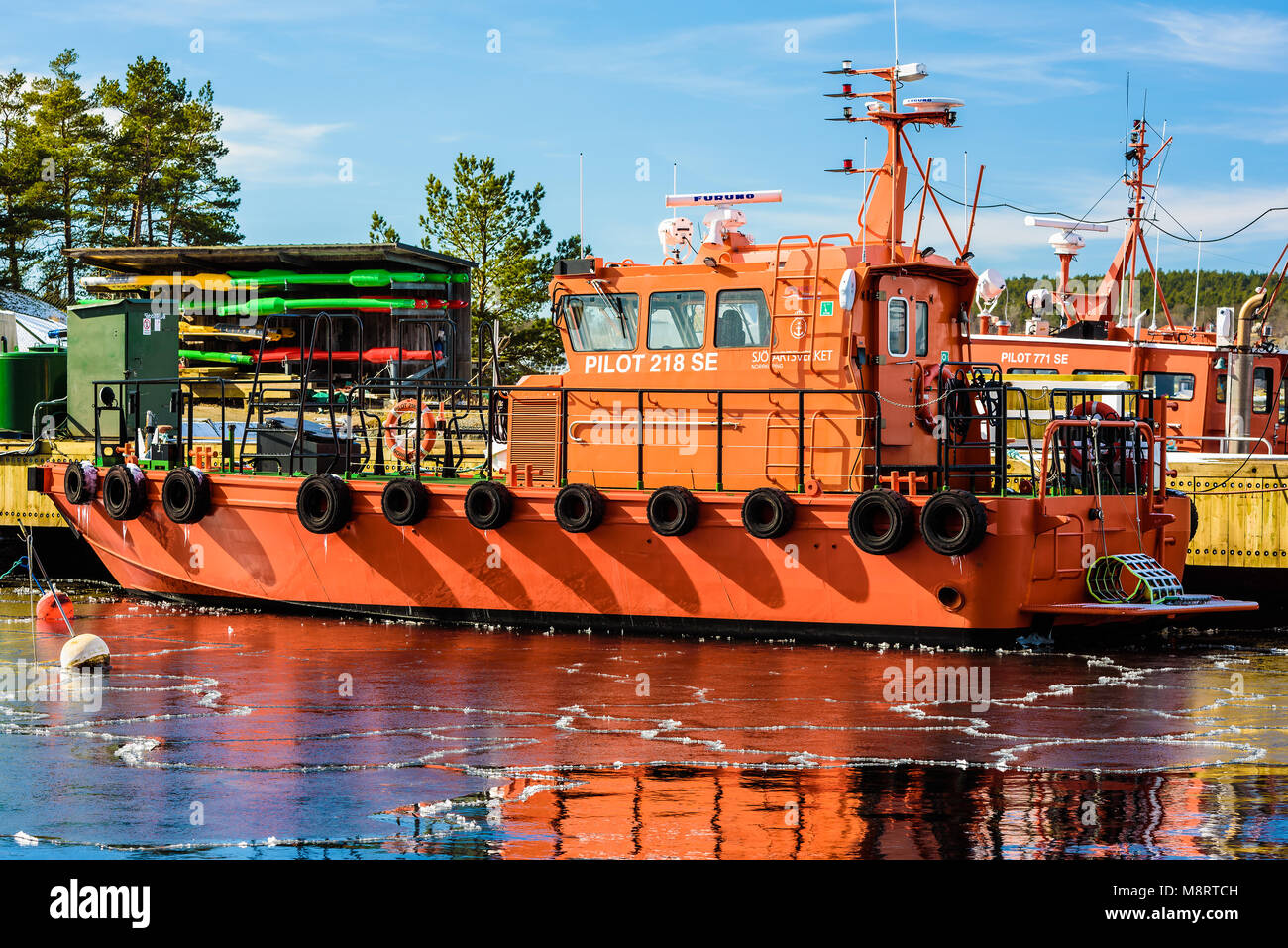 Karlshamn, Svezia - 19 Marzo 2018: documentario della vita quotidiana e l'ambiente. Arancio brillante pilota svedese nave 218 SE in porto. Thin Ice nel Foto Stock