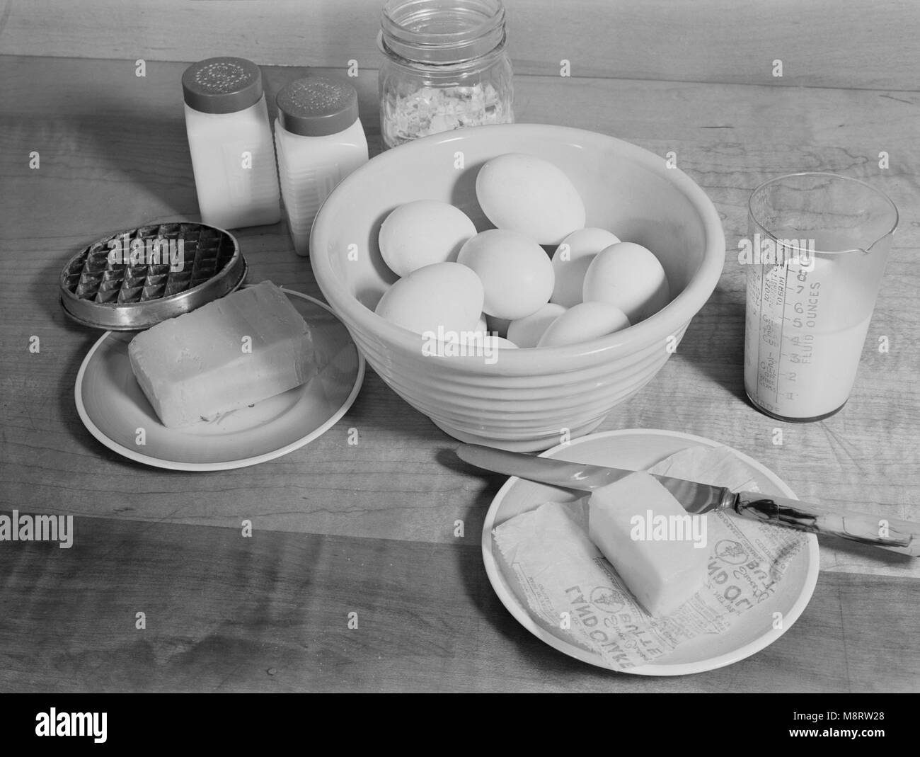 Ingredienti per le uova al forno con formaggio, un sostituto della carne, Ann Rosener per ufficio di informazione di guerra, Ottobre 1942 Foto Stock