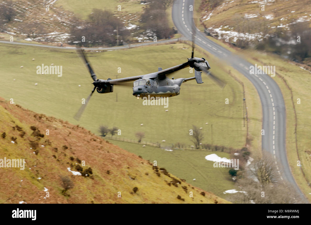 Il USAF CV-22 Osprey volare basso livello in LFA7 (Mach Loop) Foto Stock