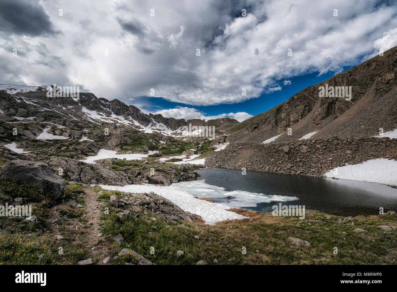 Vista panoramica del lago da montagne di Santa Croce deserto durante l'inverno contro il cielo nuvoloso Foto Stock