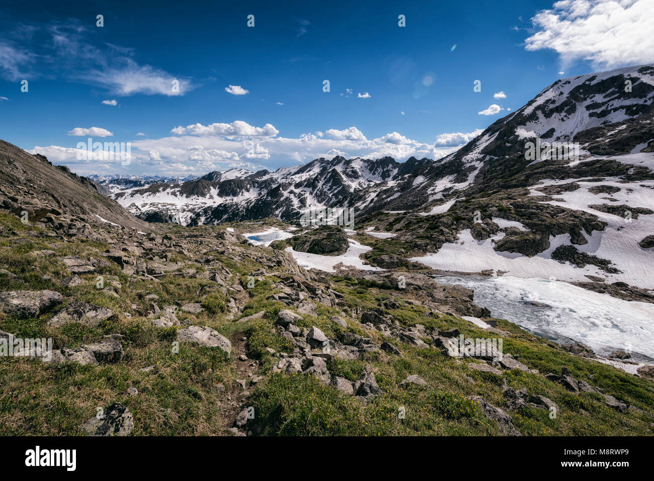 Vista panoramica delle montagne di Santa Croce deserto durante l'inverno contro sky Foto Stock