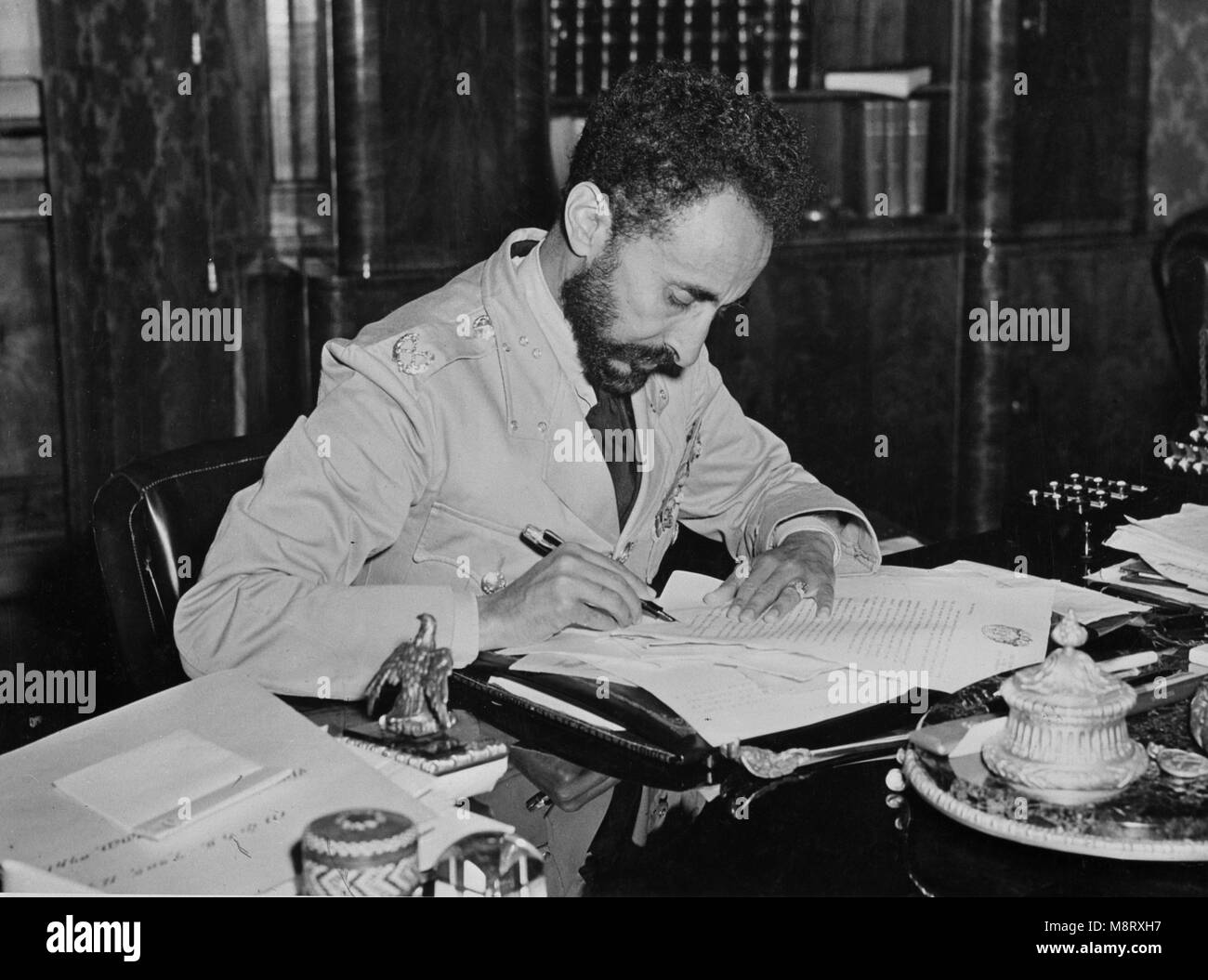 Haile Selassie (1892-1975), l'imperatore di Etiopia, ritratto iscritto lettera agli Stati Uniti Il presidente Franklin Roosevelt al suo ritorno ad Addis Abeba, Etiopia dopo la sconfitta degli alleati del fascista italiano le forze di occupazione, Ufficio di guerra Informazioni, 1941 Foto Stock