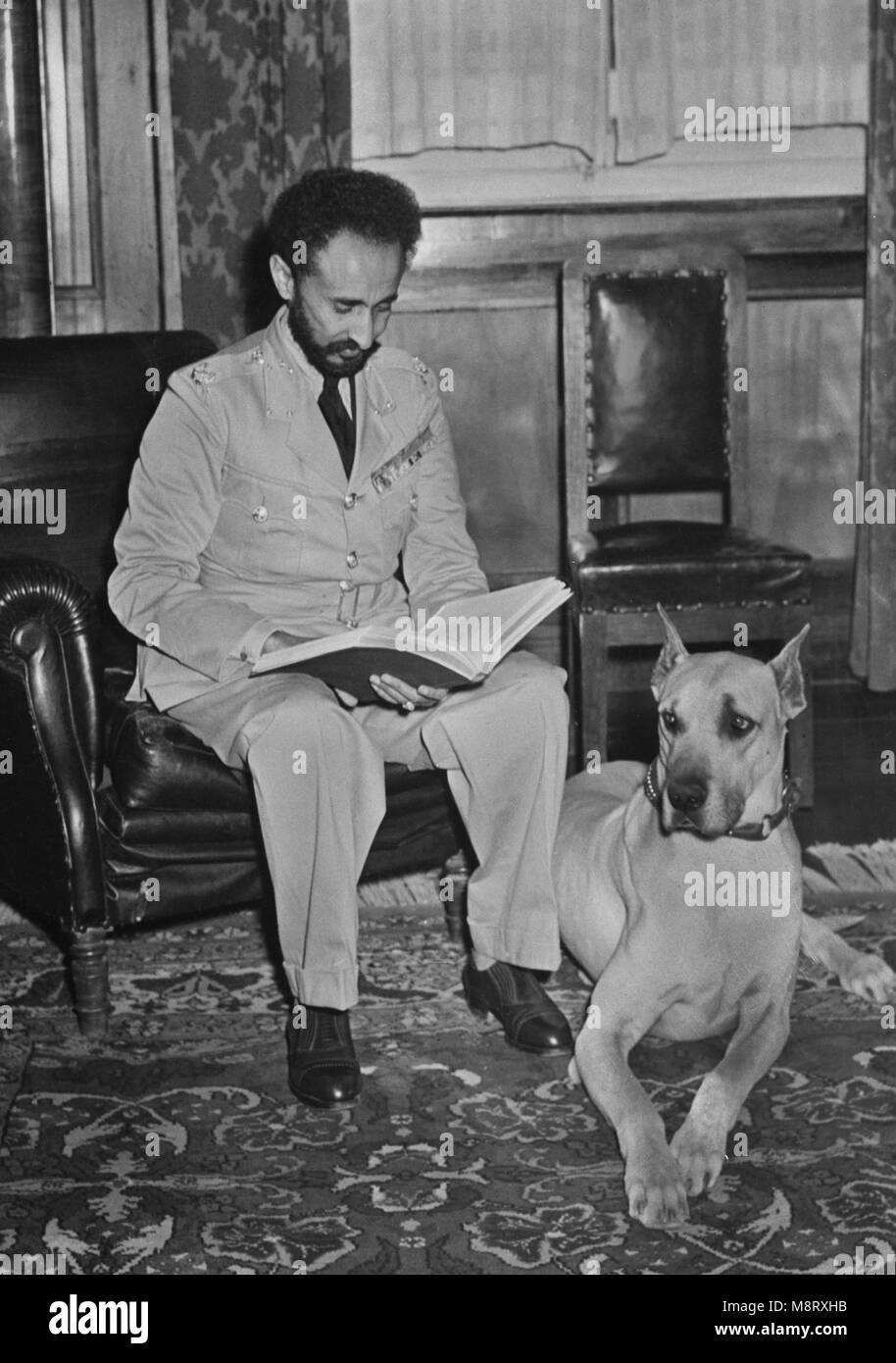 Haile Selassie (1892-1975), l'imperatore di Etiopia, Ritratto Revisione Relazione accanto al suo cane, Bull, dopo il suo ritorno in Etiopia ad Addis Abeba dopo la sconfitta degli alleati del fascista italiano le forze di occupazione, Ufficio di guerra Informazioni, 1941 Foto Stock