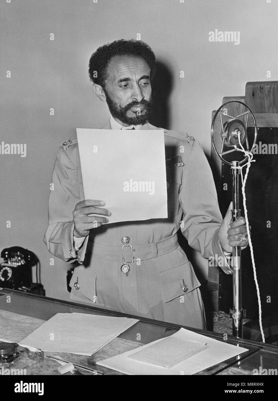 Haile Selassie (1892-1975), l'imperatore di Etiopia, Ritratto durante la trasmissione radio al suo ritorno ad Addis Abeba, Etiopia dopo la sconfitta degli alleati del fascista italiano le forze di occupazione, Ufficio di guerra Informazioni, 1941 Foto Stock