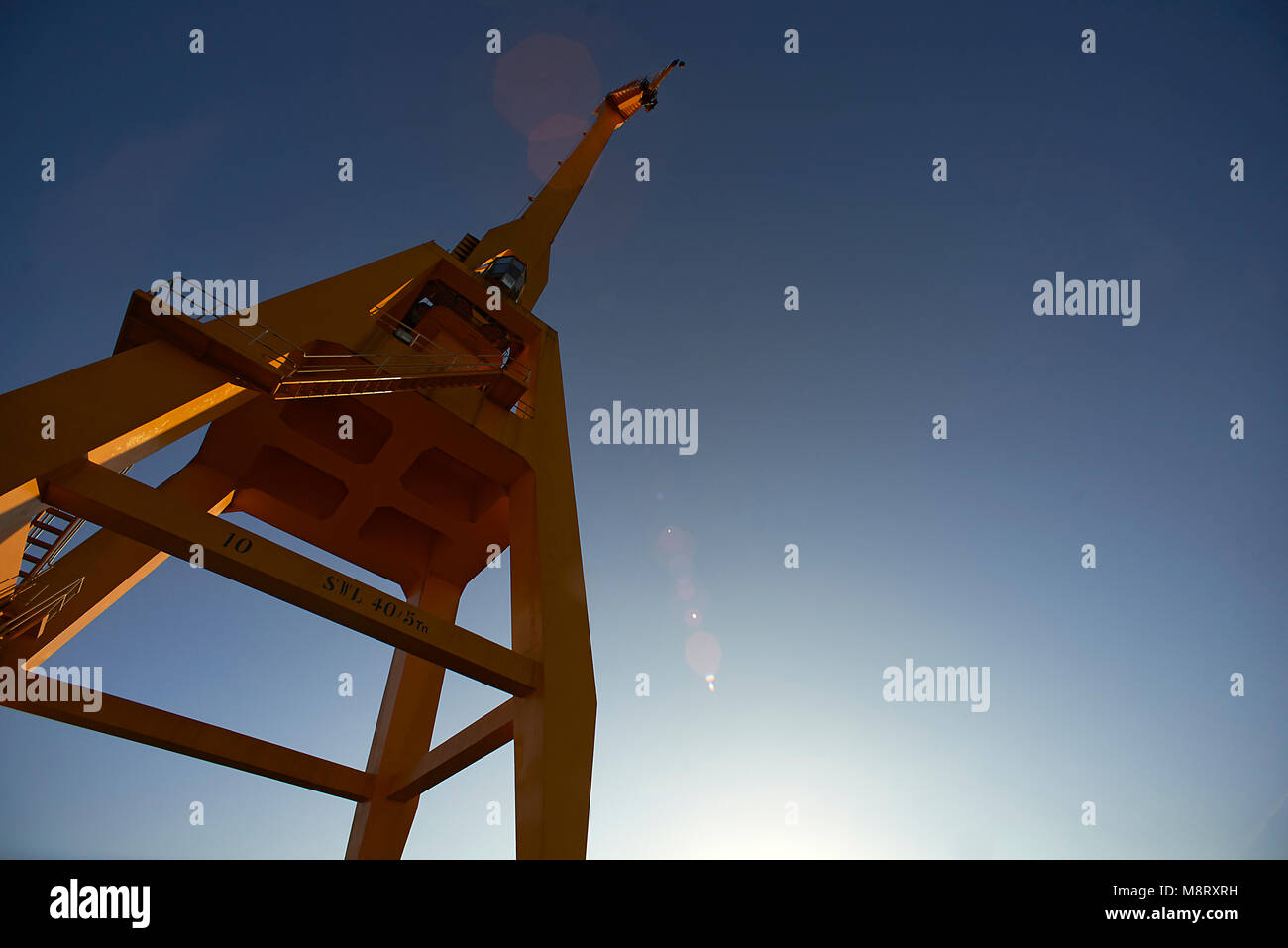 Basso angolo di visione della gru contro il cielo chiaro durante la giornata di sole Foto Stock