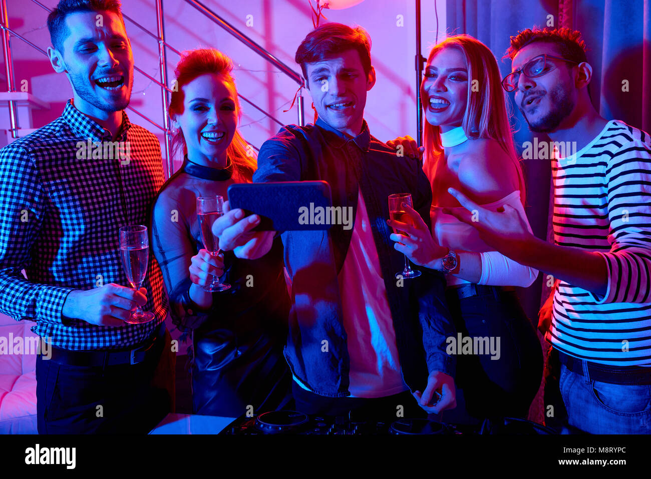 I giovani prendendo Selfie a parte Foto Stock