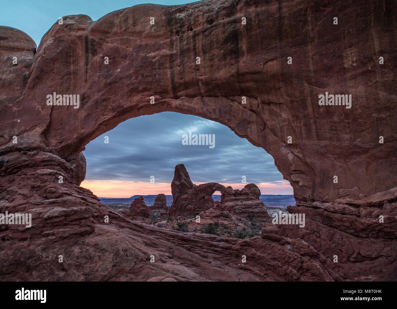 La torretta arch osservata attraverso Windows Arch nel Parco Nazionale Arches, Utah. Foto Stock