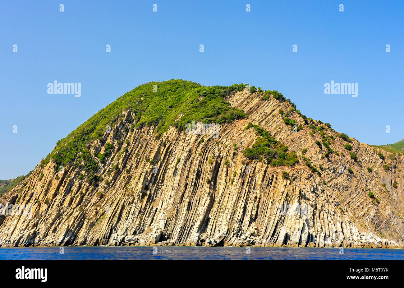 Paesaggio panoramico lungo la costa ligure, con spettacolari formazioni rocciose che mostra tettonici striature geologiche formata durante il Giurassico Foto Stock